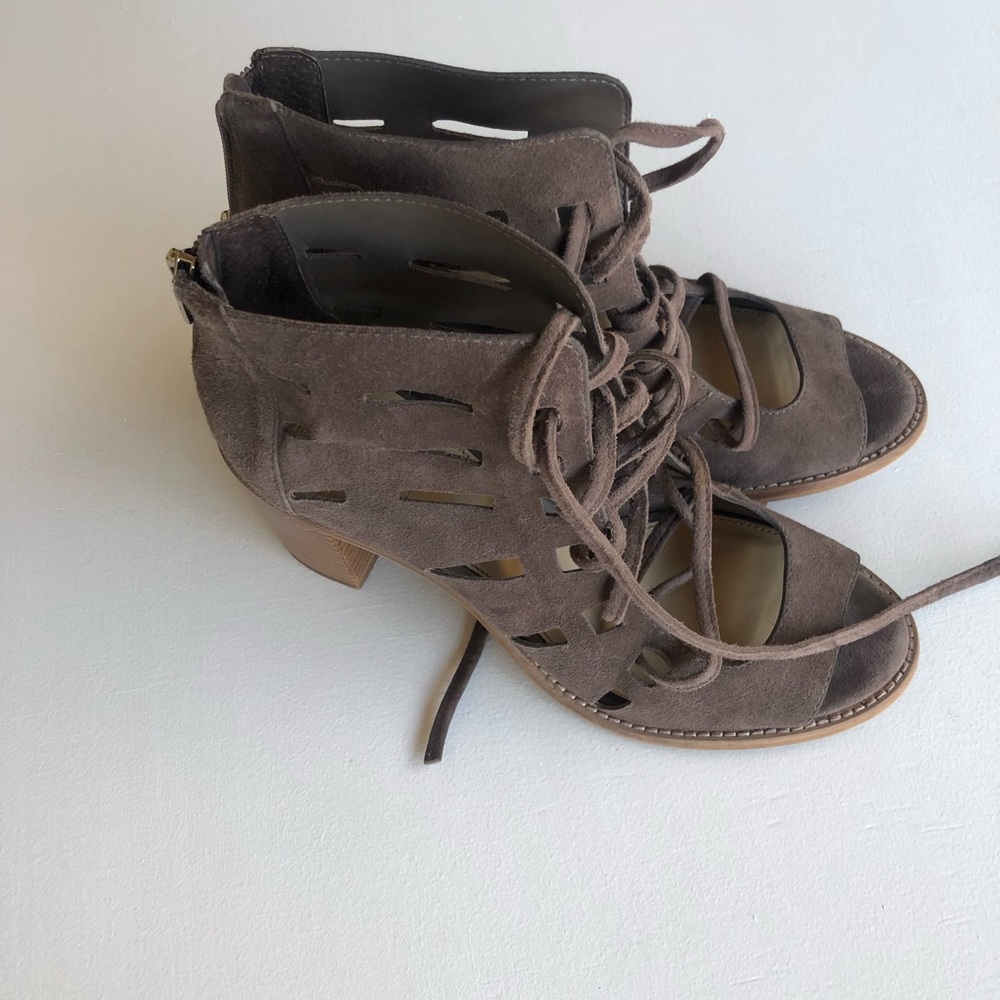 Vince Camuto Taupe Tressa Block Heel sz 7 - Picture 3 of 8